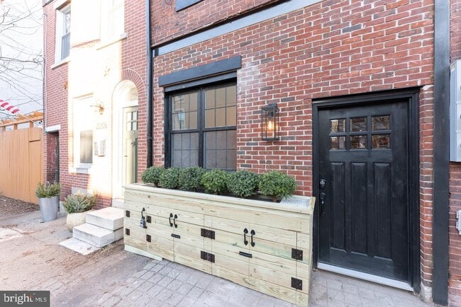 Building Photo - 2208 Taggert St