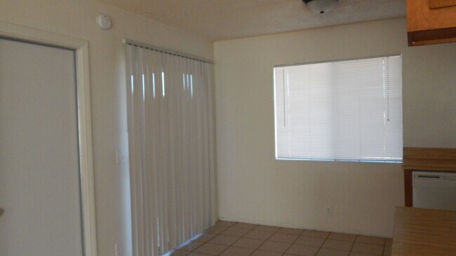 Building Photo - 3702