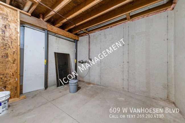 Building Photo - 609 W Van Hoesen Blvd