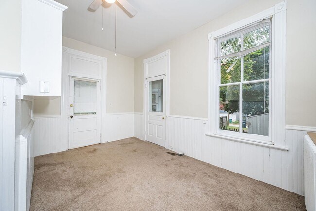 Building Photo - 3127 W Franklin St