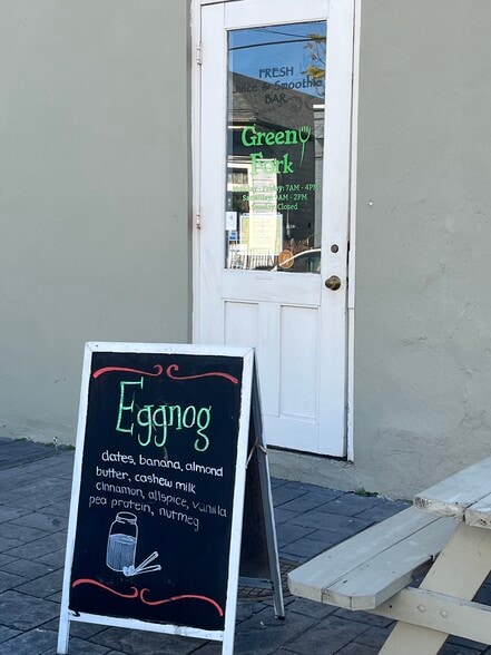 corner: smoothies health food - 1414 Thalia St