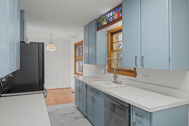 Building Photo - Mid Century Modern in Donelson with 4 bed 2bath, pet friendly, 2 car garage, and potential music ...