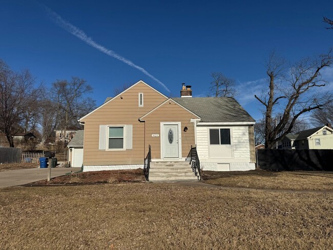 Primary Photo - 2 bedroom, 2 bath House with 2 car detache...