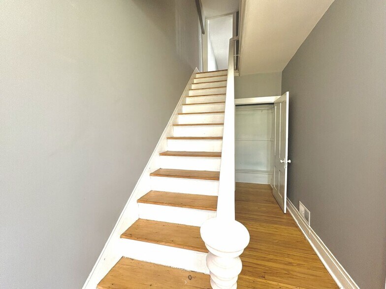 Building Photo - 707 Church St