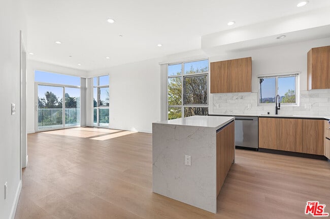 Building Photo - 164 Chestnut St