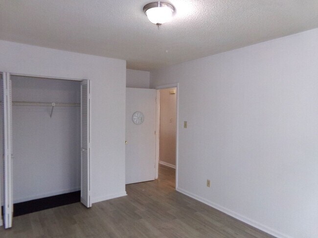 Building Photo - Charming Triplex