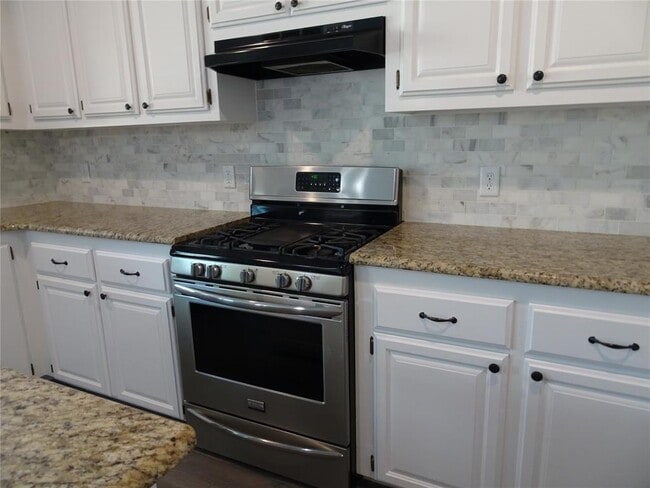 Building Photo - 8412 Pinewood Dr