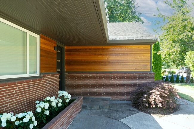 Building Photo - Stunning Mid-Century Home with Spectacular Southerly Views in Sought-After Terwilliger Heights!