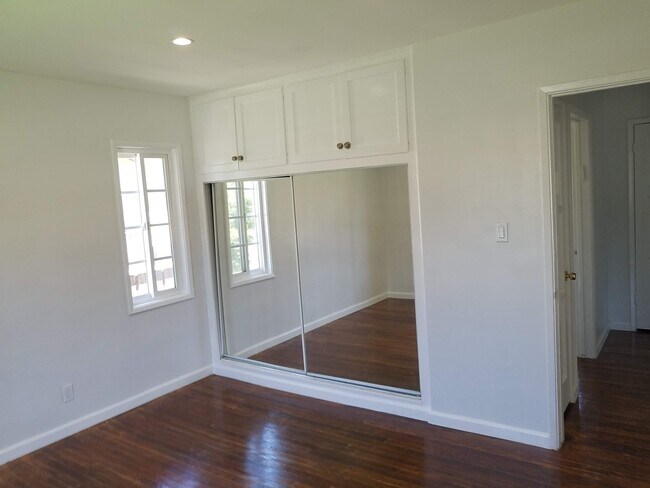 Building Photo - 6000 Lindley Ave