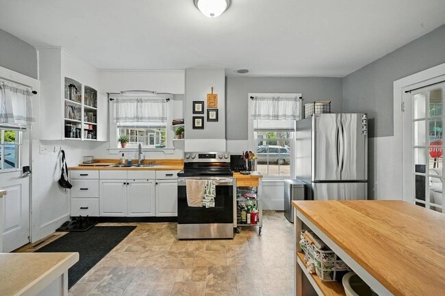 Building Photo - 14 Maple St