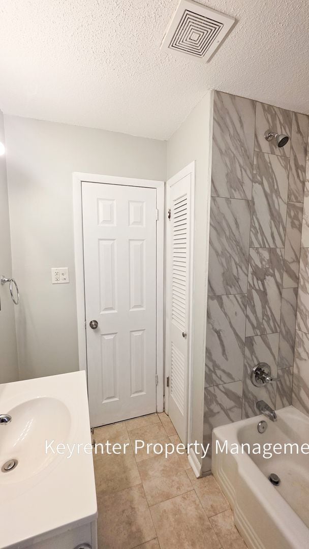 Building Photo - 4 bedroom 1.5 bath