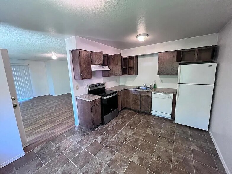 Building Photo - 4323 N Commercial Ave