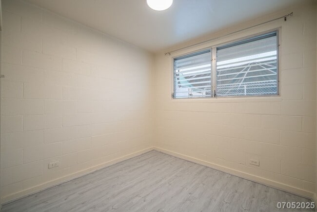 Building Photo - Available Now! 2 BD / 1 BA / 1 Parking sta...
