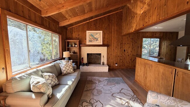 Building Photo - 2 Bedroom View Home