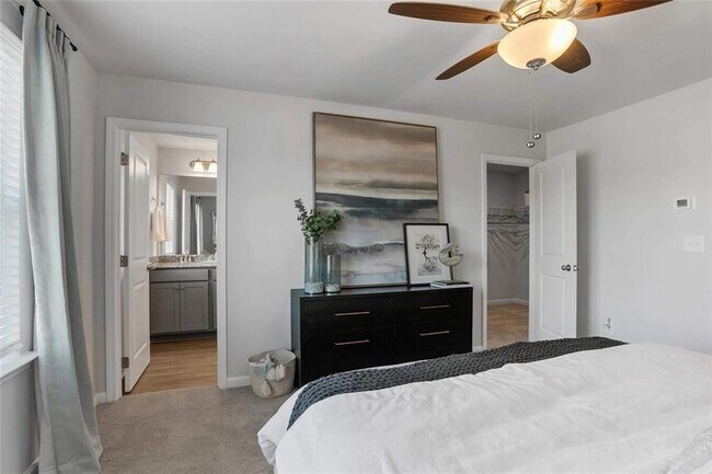 Building Photo - 10 American Ave