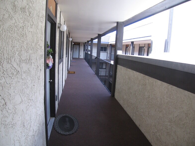 Building Photo - 3231 Lakeside Dr