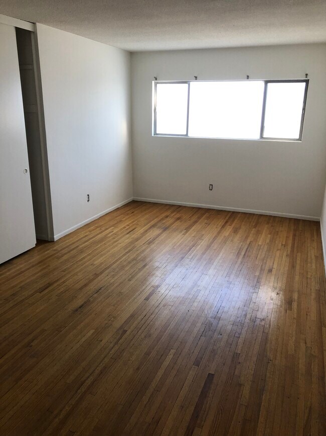 Bedroom - 945 E Grand Ave