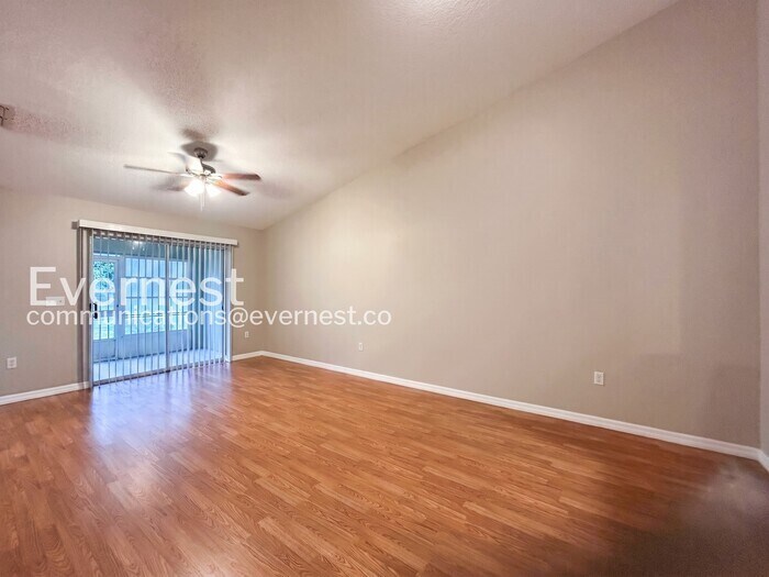 Building Photo - 3435 Village Green Ct