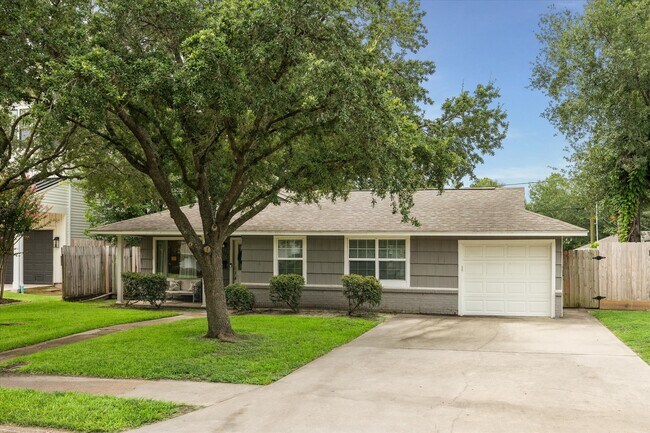 Building Photo - 2327 Saxon Dr