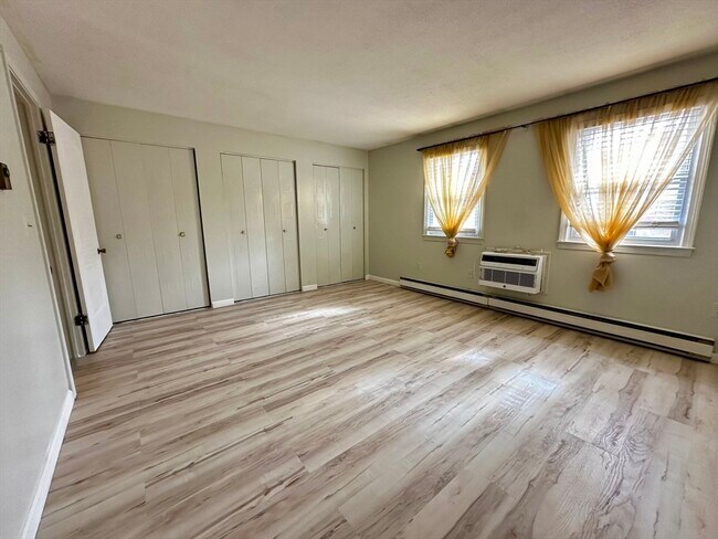 Building Photo - 540 Granby Rd