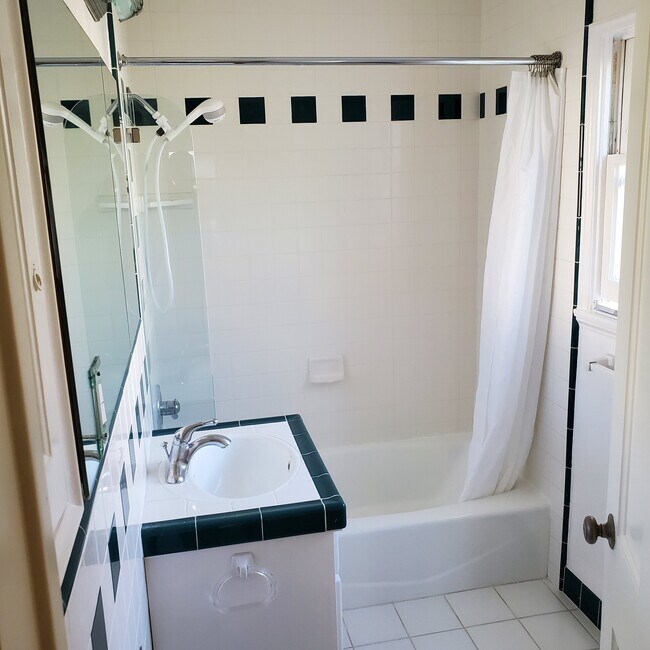 Building Photo - 847 12th St