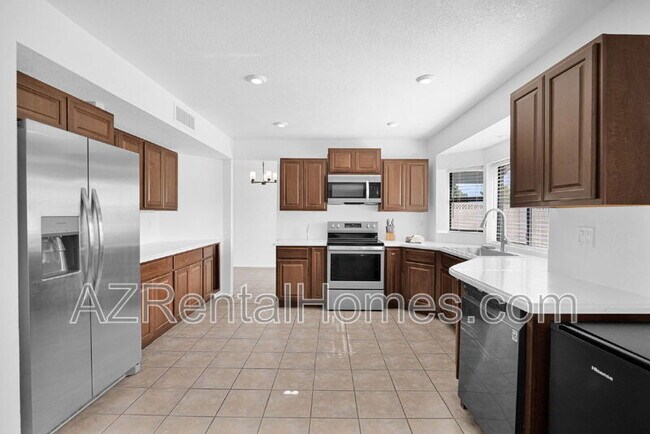 Building Photo - 1657 N Doran