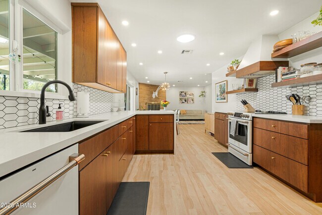 Building Photo - 1021 W Las Palmaritas Dr