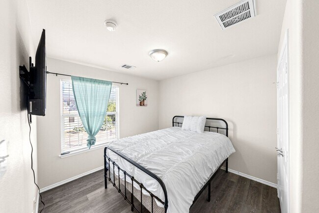 Building Photo - Downtown Home within Minutes from the Riverwalk & Alamodome ~ Large Corner Lot!