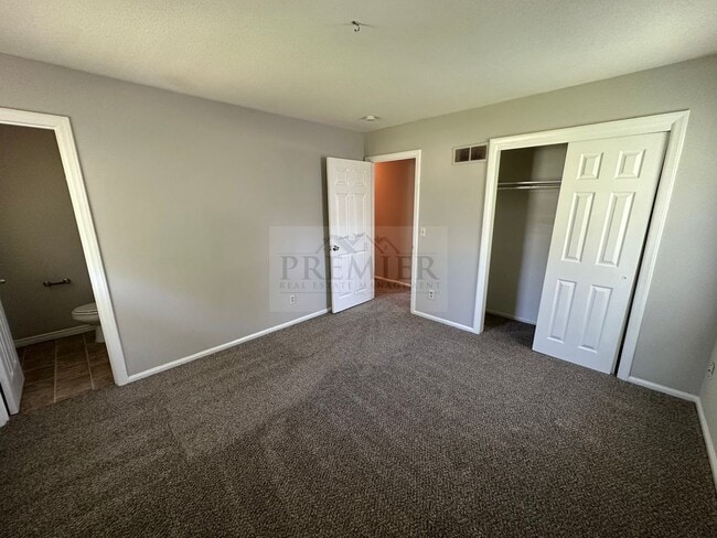 Building Photo - 4 bd/1.5 ba  house Rent $1475 -11808 Small...
