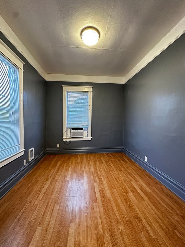 Building Photo - One Bedroom | One Bath The Dalles