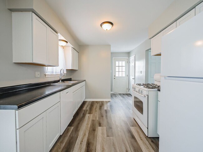 Building Photo - AVAILABLE NOW! Spacious and Inviting Westland Home!