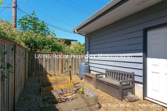 Building Photo - 6601 SW Canyon Dr