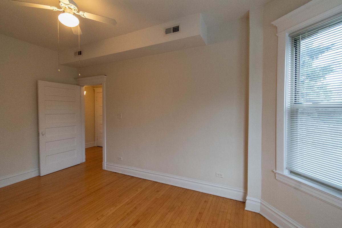 Building Photo - 3800 N Wilton Ave