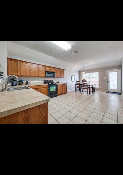 Building Photo - 9841 Carter Dr