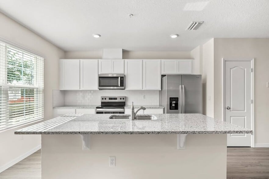 Building Photo - 2741 Flushing Dr