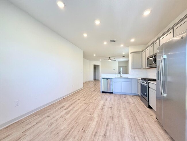 Building Photo - 2000 Daleside Ln