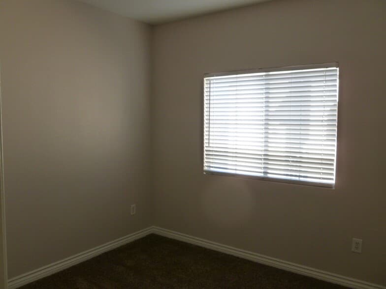Building Photo - 3400 Cabana Dr