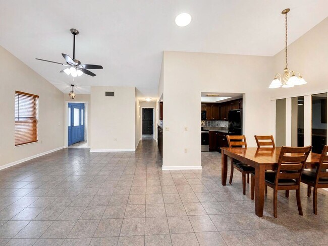 Building Photo - 614 Lake Carolyn Cir