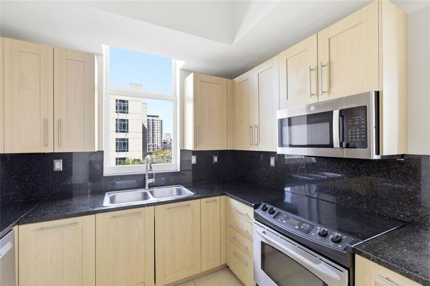 Building Photo - 511 SE 5 Ave