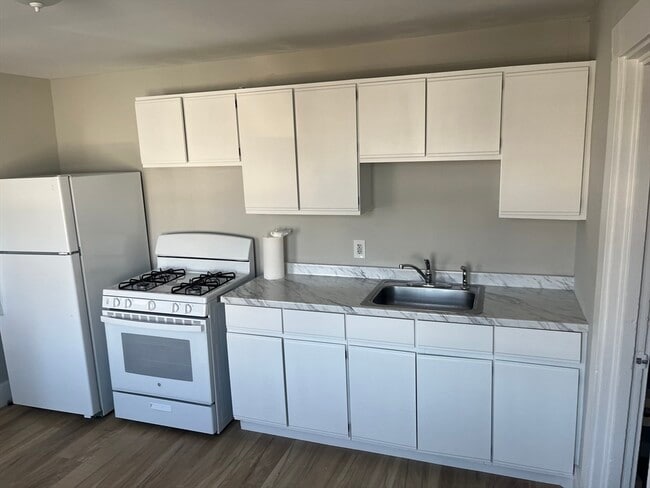 Building Photo - 159 E Central St