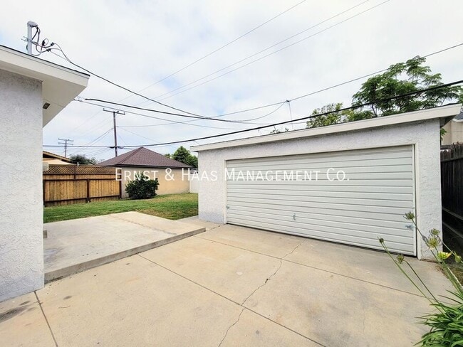 Building Photo - 3102 Ocana Ave