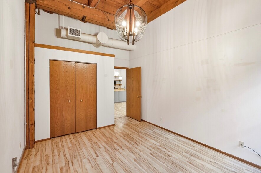 Building Photo - 400 N 1st St