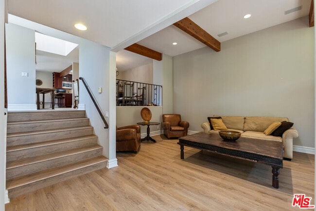 Building Photo - 1541 Palisades Dr