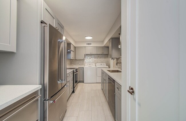 Building Photo - 355 N Post Oak Ln