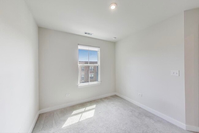 Building Photo - 312 S Elm St