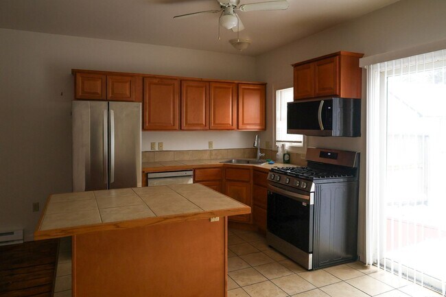 Building Photo - Lovely 4Br 2Bath with In-Unit Washer/Dryer