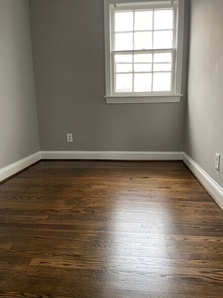 Bedroom - 302 S Courthouse Rd