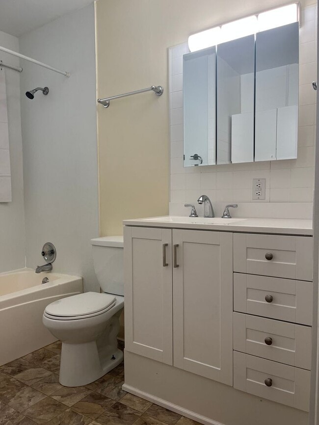 Building Photo - 2 Bedroom House on West End with Oversized Single Car Garage and Covered Back Patio