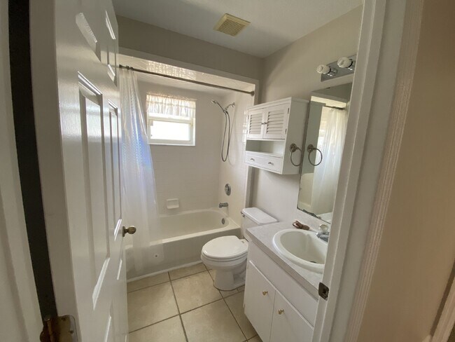 Building Photo - South Lakeland Home!