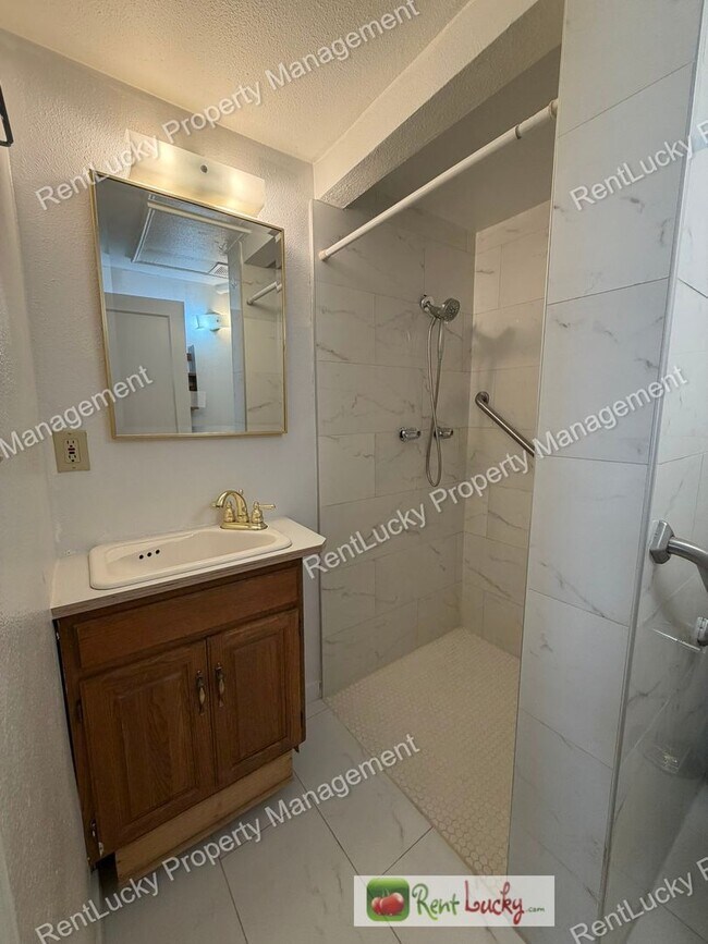 Building Photo - Cute and Remodeled 2-Bedroom Duplex in Great Seattle Location!